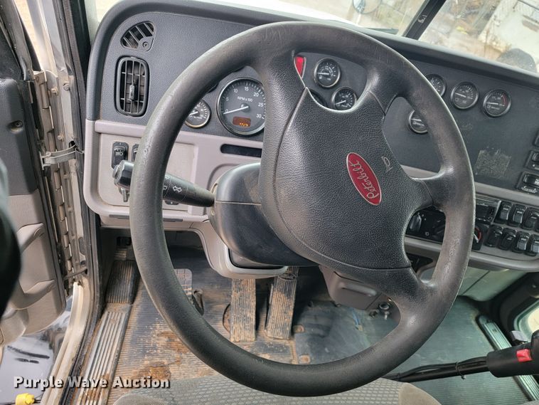 image for item JE9989 2011 Peterbilt 386  semi truck