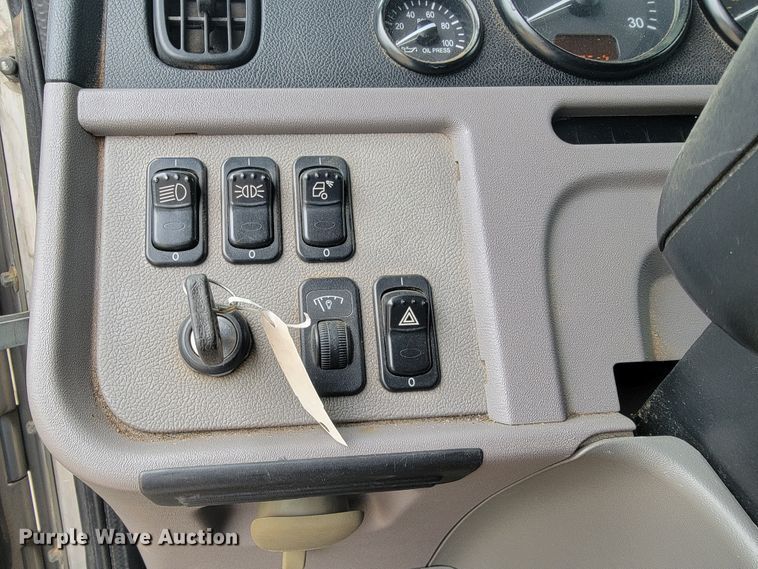 image for item JE9989 2011 Peterbilt 386  semi truck