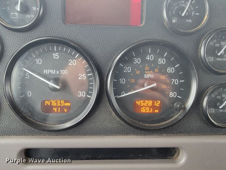 image for item JE9989 2011 Peterbilt 386  semi truck