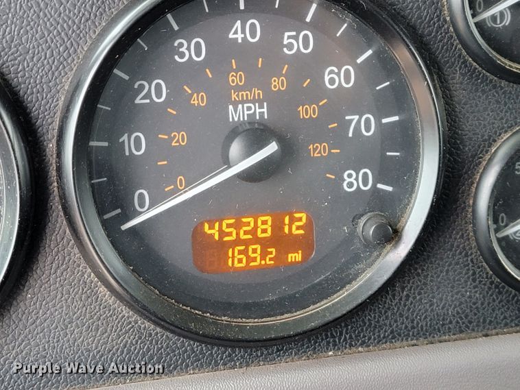 image for item JE9989 2011 Peterbilt 386  semi truck