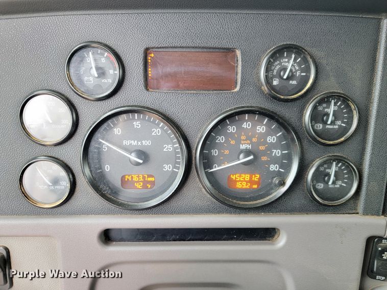 image for item JE9989 2011 Peterbilt 386  semi truck