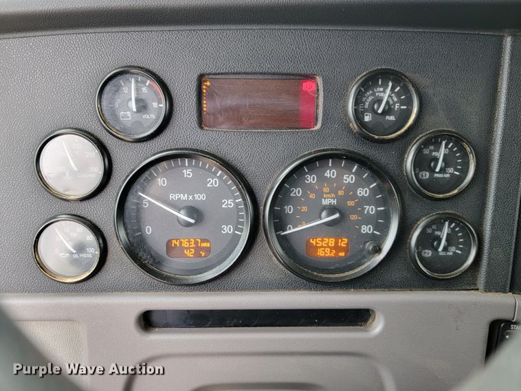 image for item JE9989 2011 Peterbilt 386  semi truck