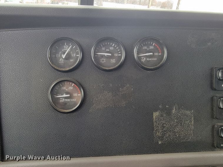 image for item JE9989 2011 Peterbilt 386  semi truck