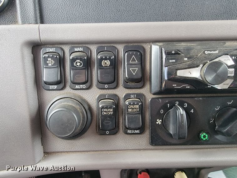 image for item JE9989 2011 Peterbilt 386  semi truck