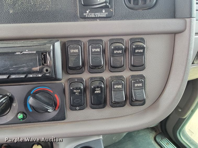 image for item JE9989 2011 Peterbilt 386  semi truck