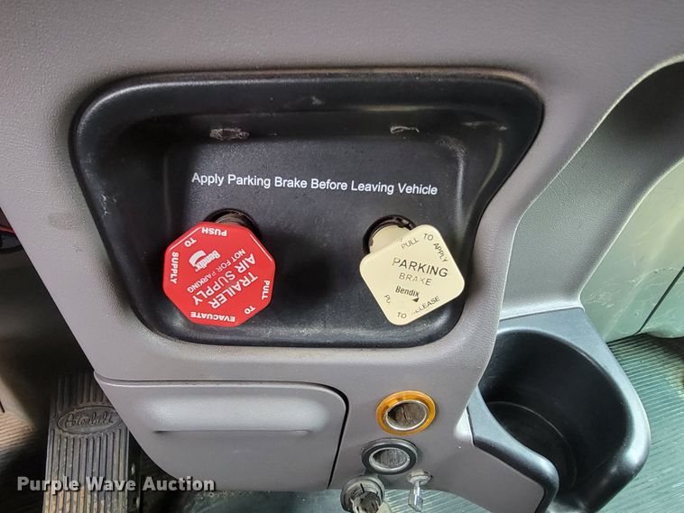 image for item JE9989 2011 Peterbilt 386  semi truck