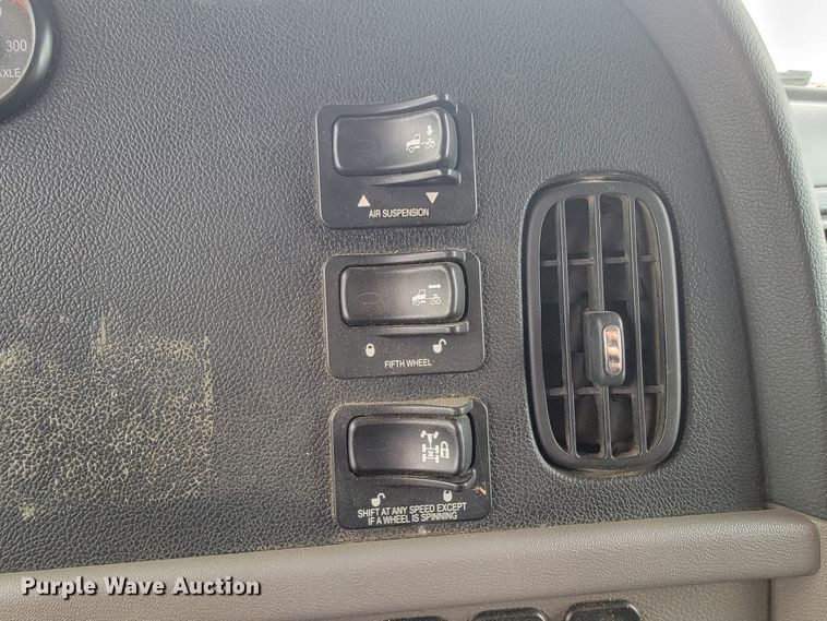 image for item JE9989 2011 Peterbilt 386  semi truck