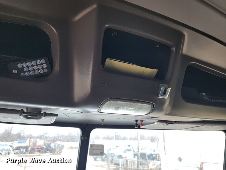 image for item JE9989 2011 Peterbilt 386  semi truck