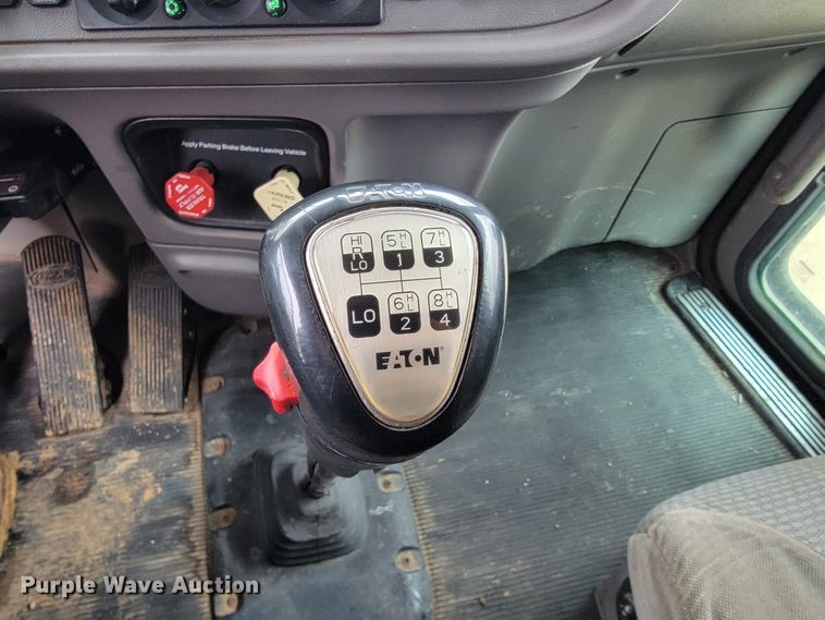 image for item JE9989 2011 Peterbilt 386  semi truck