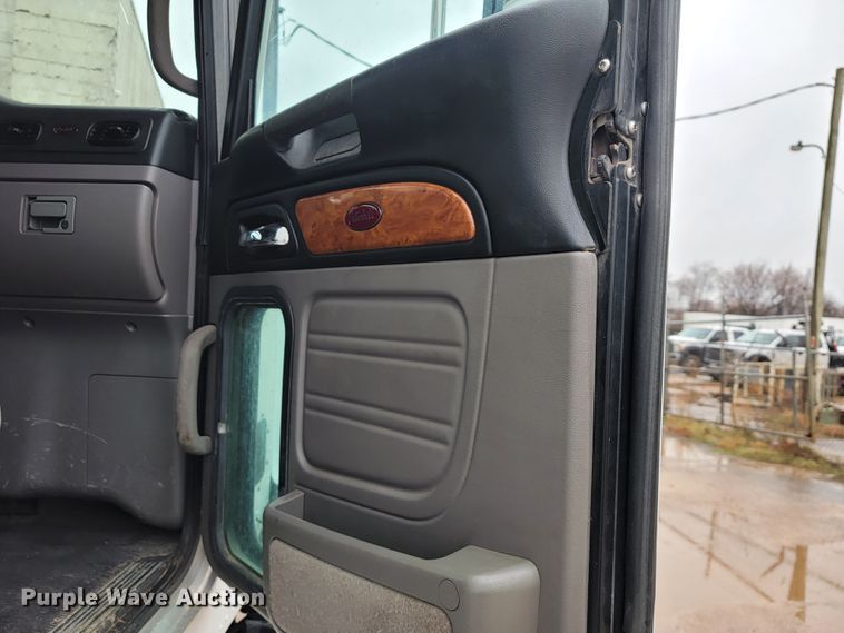 image for item JE9989 2011 Peterbilt 386  semi truck