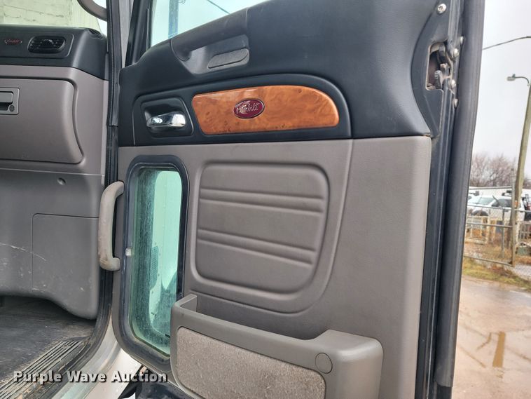 image for item JE9989 2011 Peterbilt 386  semi truck