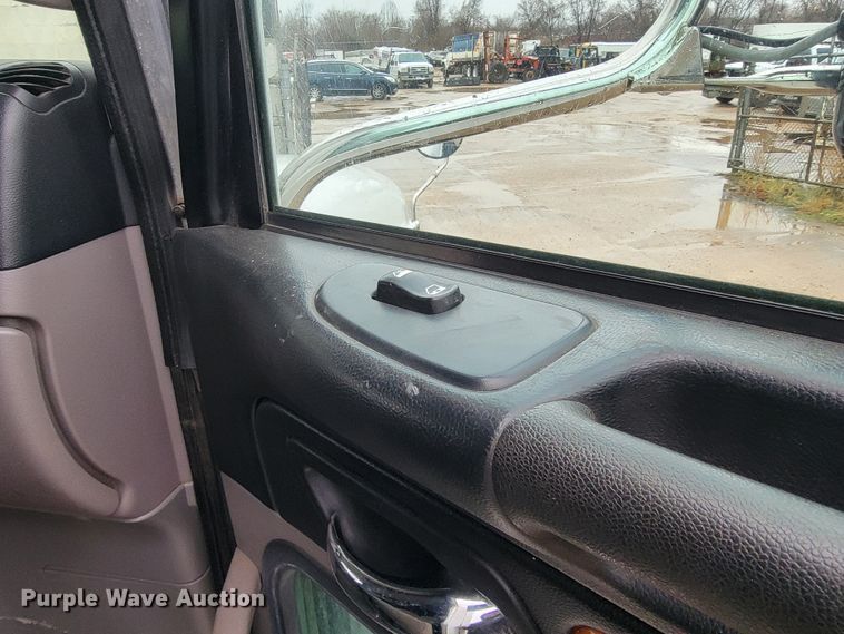 image for item JE9989 2011 Peterbilt 386  semi truck