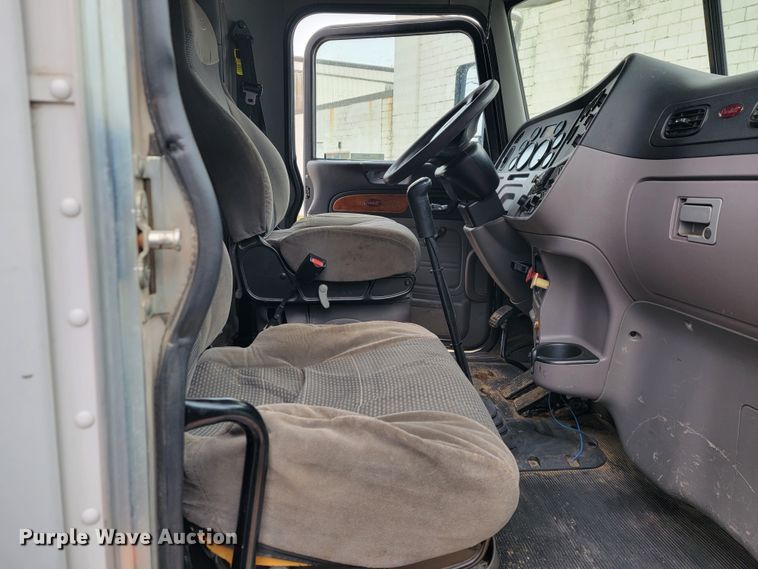 image for item JE9989 2011 Peterbilt 386  semi truck
