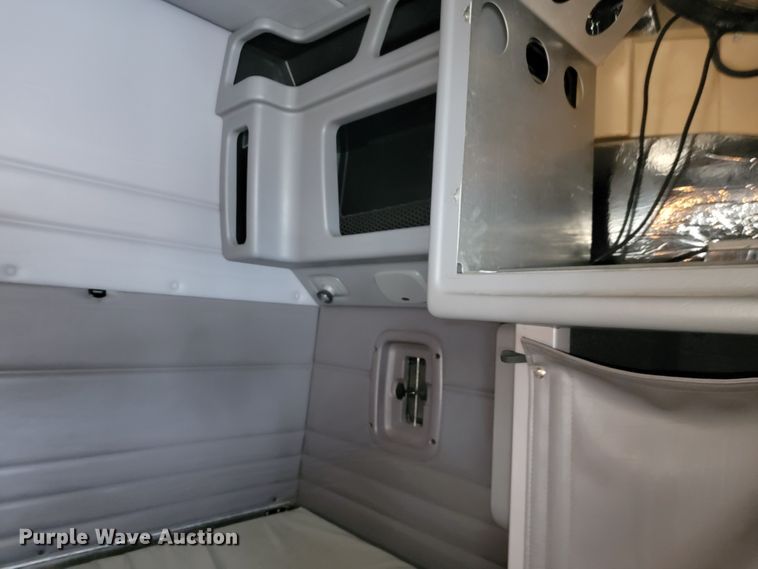 image for item JE9989 2011 Peterbilt 386  semi truck