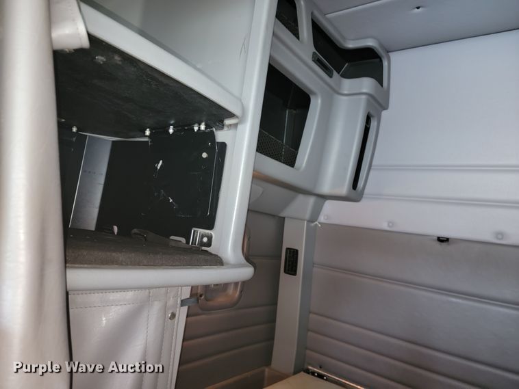 image for item JE9989 2011 Peterbilt 386  semi truck