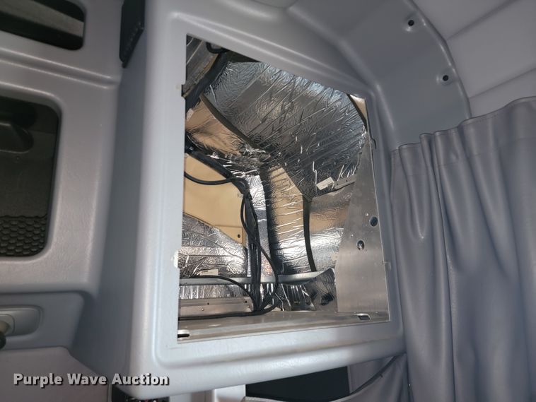 image for item JE9989 2011 Peterbilt 386  semi truck