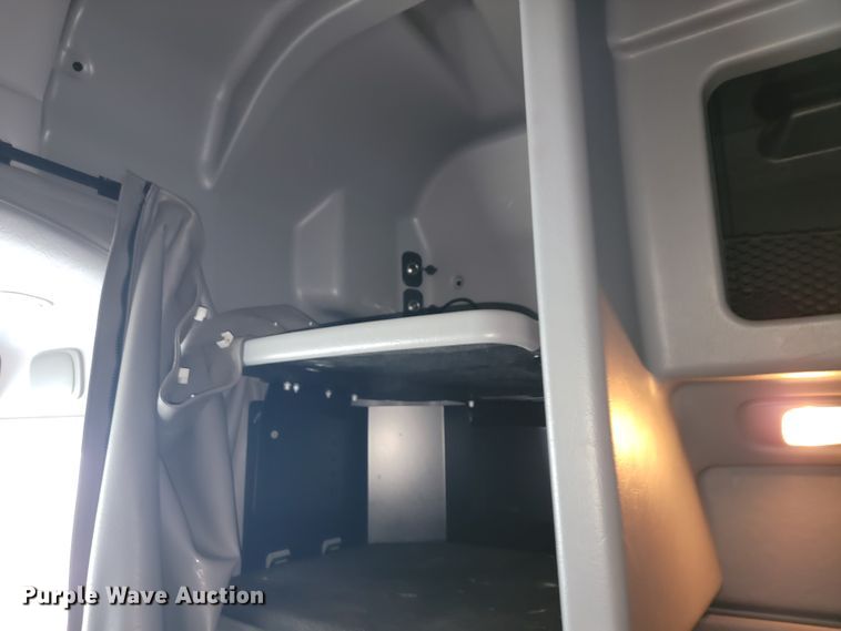 image for item JE9989 2011 Peterbilt 386  semi truck