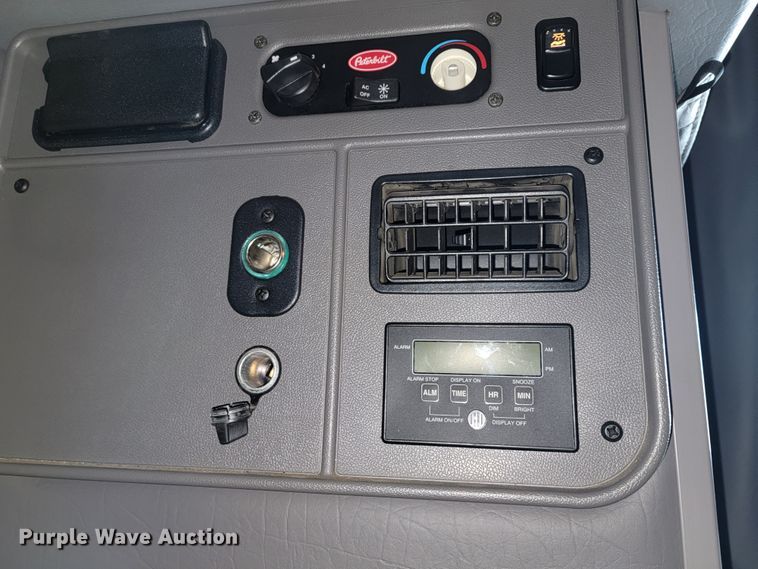 image for item JE9989 2011 Peterbilt 386  semi truck