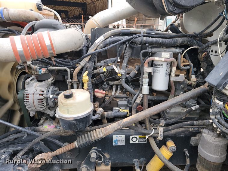 image for item JE9989 2011 Peterbilt 386  semi truck