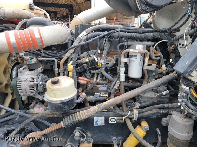 image for item JE9989 2011 Peterbilt 386  semi truck