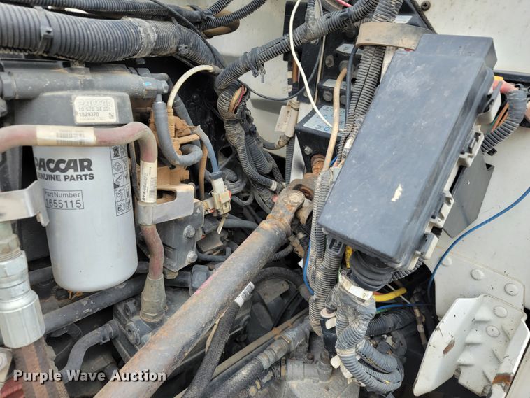 image for item JE9989 2011 Peterbilt 386  semi truck