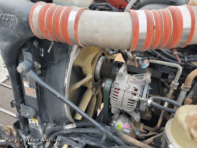 image for item JE9989 2011 Peterbilt 386  semi truck