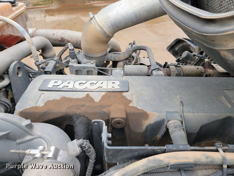 image for item JE9989 2011 Peterbilt 386  semi truck