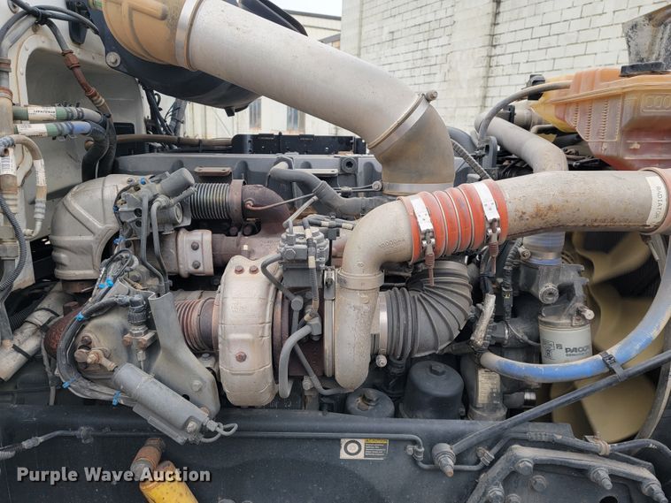 image for item JE9989 2011 Peterbilt 386  semi truck