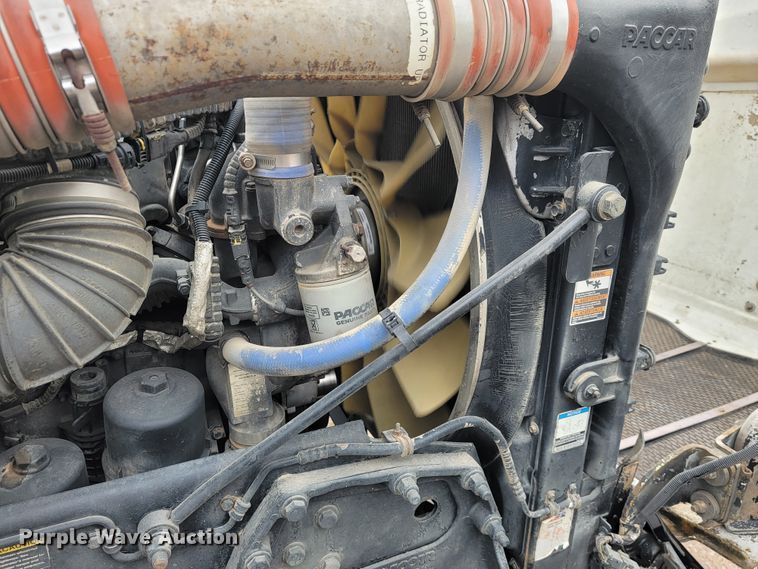 image for item JE9989 2011 Peterbilt 386  semi truck