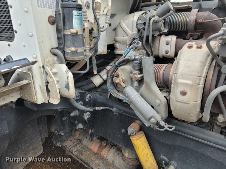 image for item JE9989 2011 Peterbilt 386  semi truck