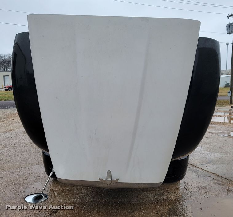 image for item JE9989 2011 Peterbilt 386  semi truck