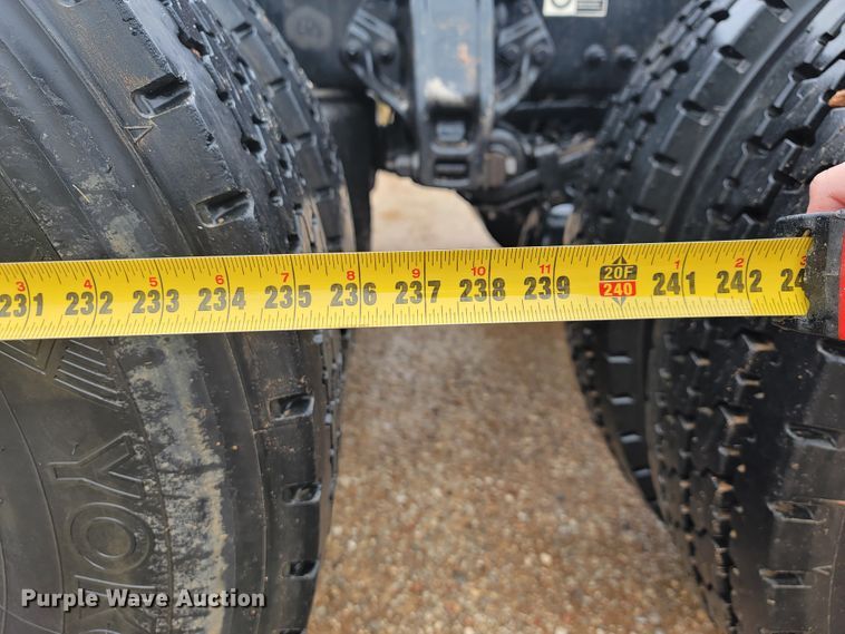 image for item JE9989 2011 Peterbilt 386  semi truck