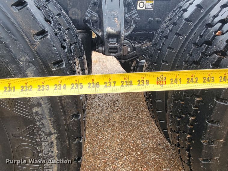 image for item JE9989 2011 Peterbilt 386  semi truck