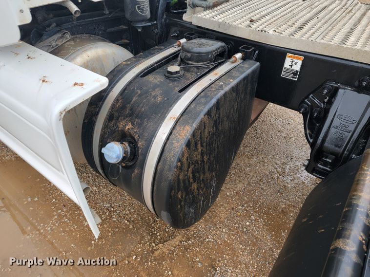 image for item JE9989 2011 Peterbilt 386  semi truck