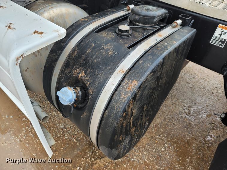 image for item JE9989 2011 Peterbilt 386  semi truck