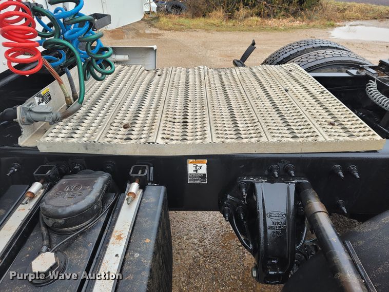 image for item JE9989 2011 Peterbilt 386  semi truck