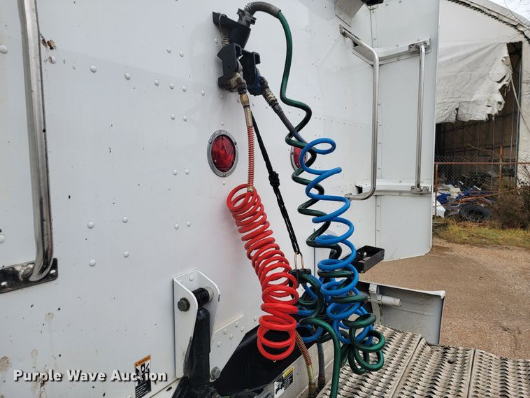 image for item JE9989 2011 Peterbilt 386  semi truck