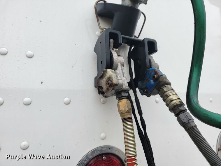 image for item JE9989 2011 Peterbilt 386  semi truck