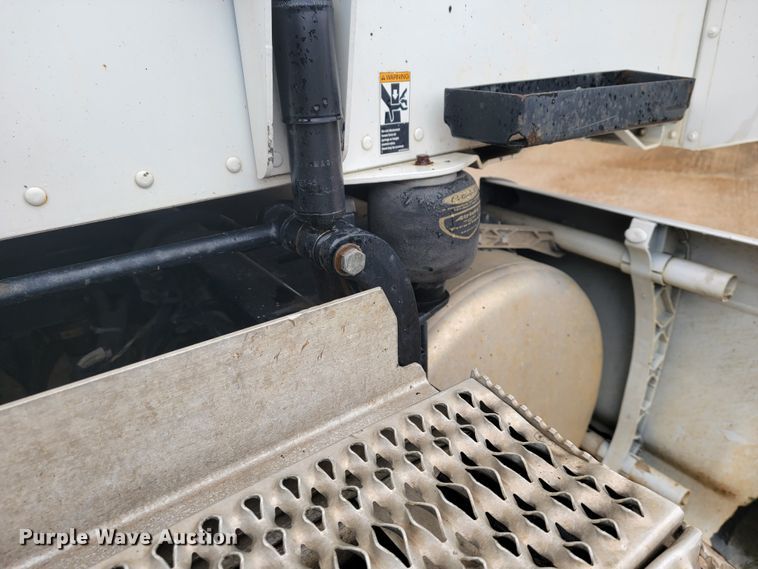 image for item JE9989 2011 Peterbilt 386  semi truck