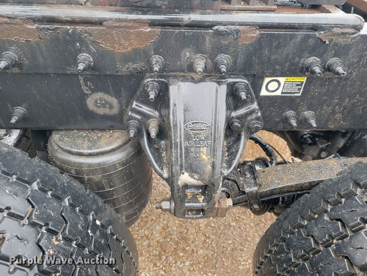 image for item JE9989 2011 Peterbilt 386  semi truck