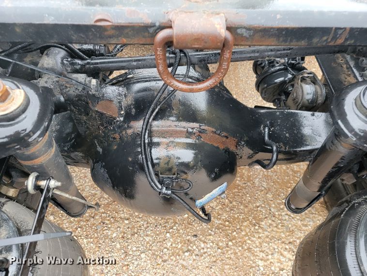 image for item JE9989 2011 Peterbilt 386  semi truck