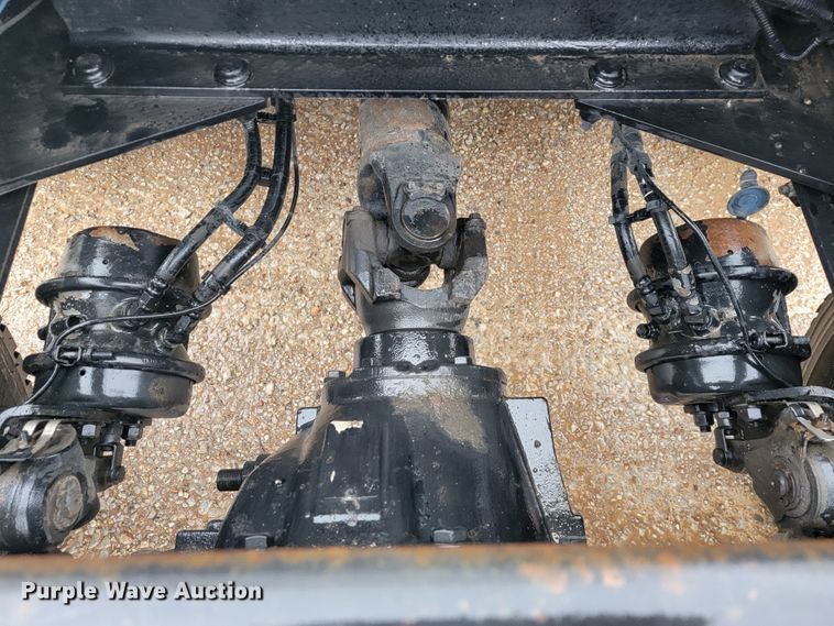 image for item JE9989 2011 Peterbilt 386  semi truck