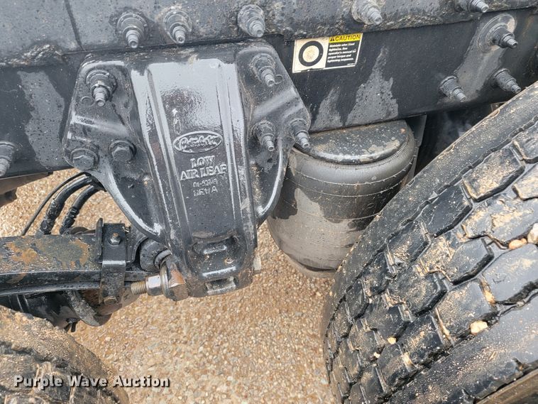 image for item JE9989 2011 Peterbilt 386  semi truck