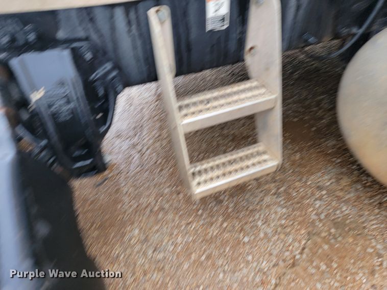 image for item JE9989 2011 Peterbilt 386  semi truck