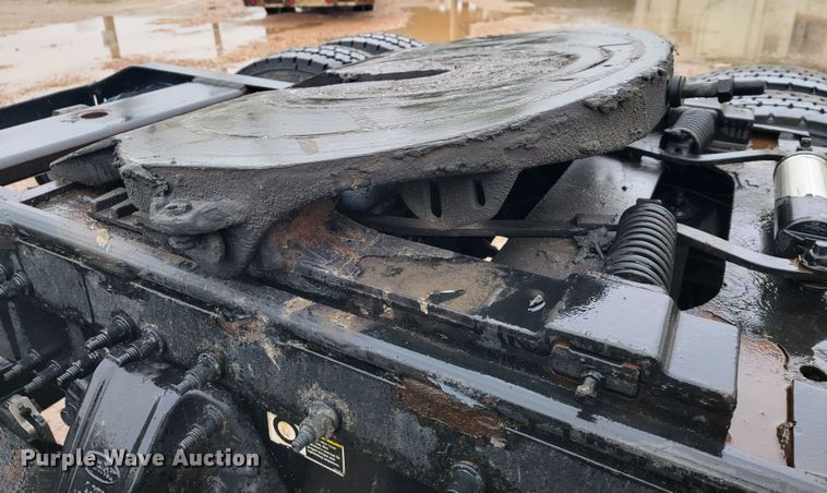 image for item JE9989 2011 Peterbilt 386  semi truck