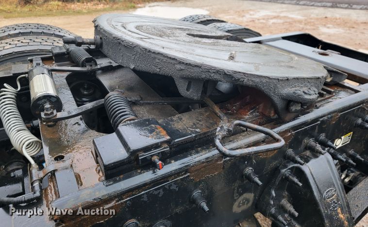 image for item JE9989 2011 Peterbilt 386  semi truck