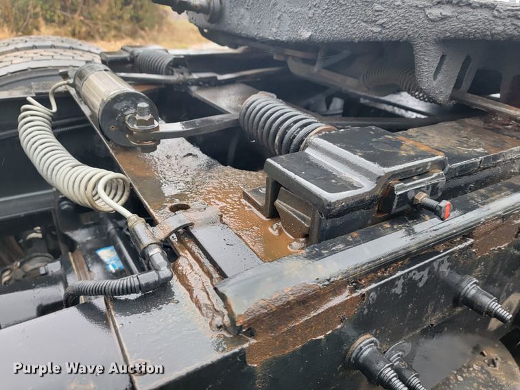 image for item JE9989 2011 Peterbilt 386  semi truck