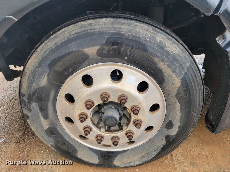 image for item JE9989 2011 Peterbilt 386  semi truck