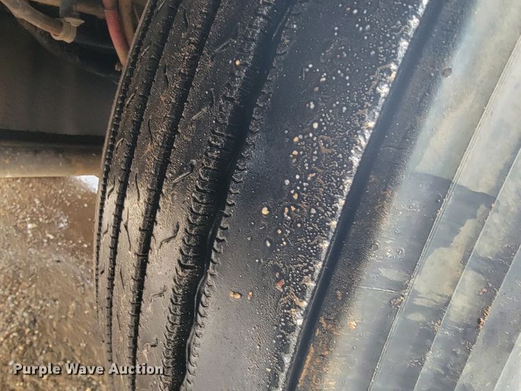 image for item JE9989 2011 Peterbilt 386  semi truck