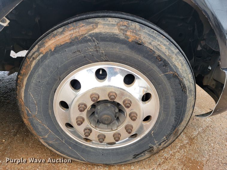 image for item JE9989 2011 Peterbilt 386  semi truck